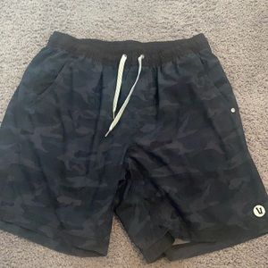 Men’s black camo vuori short L